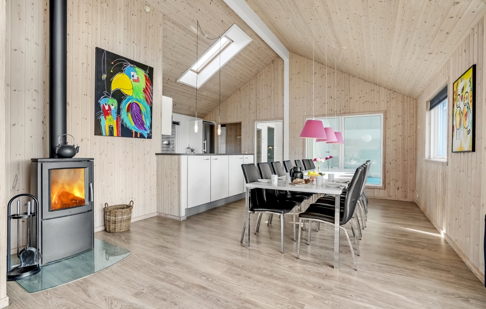 Det stora ljusa vardagsrummet i lyxstuga nr 299 för 16.