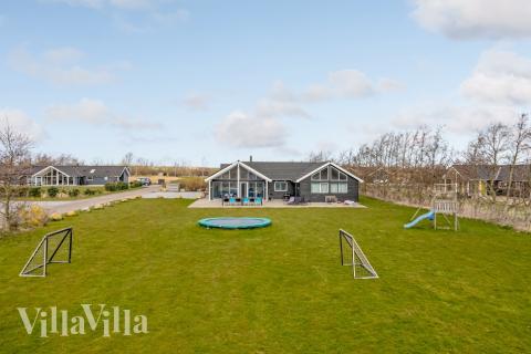 Den tjusiga sommarstugan nr 299 med gott om plats för upp till 16 personer