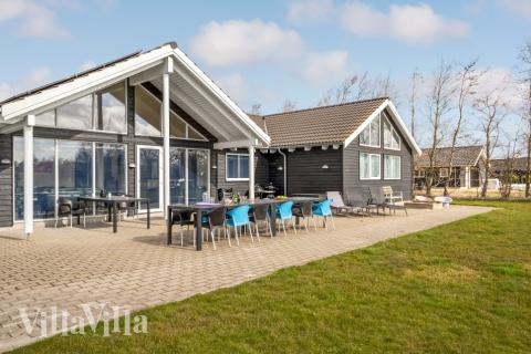 Den praktfulla poolstugan nr 299 med plats för 16 personer ligger i Lolland/Falster/Møn