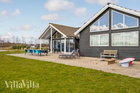 Lyxstuga nr 299 har en härlig terrass med sköna trädgårdsmöbler för 16 personer.