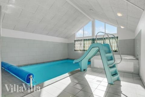 Sommarstuga 299 är inredd med en smakfull poolavdelning som har vattenrutschbana, ett stort inbyggt spapad och bastu