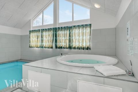 Den härliga poolen i lyxstuga nr 299 för 16 personer