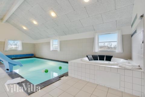 Ta ett dopp i poolen i lyxhus nr 206 i Lolland/Falster/Møn.