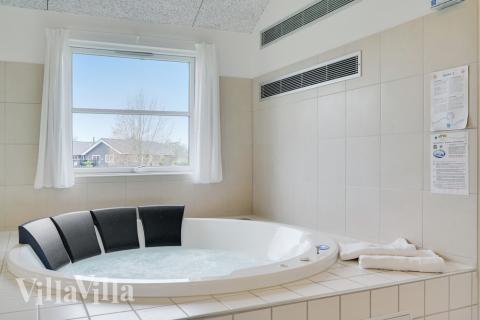 Njut av spabadets värme i lyxstuga nr 206 i Lolland/Falster/Møn