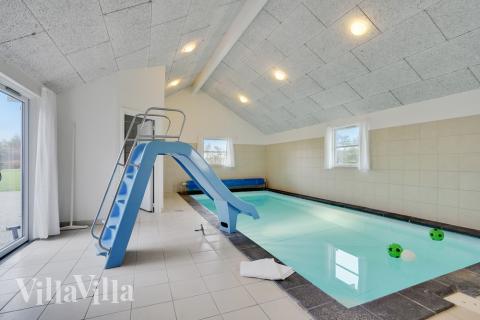 Sommarstuga 206 är inredd med en smakfull poolavdelning som har vattenrutschbana, ett stort inbyggt spapad och bastu