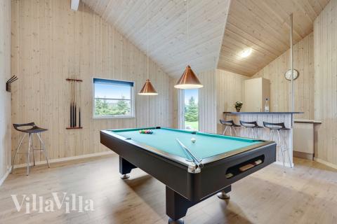 Lyxstuga 206 för 24 personer har ett stort aktivitetsrum med bl.a. biljard och dart