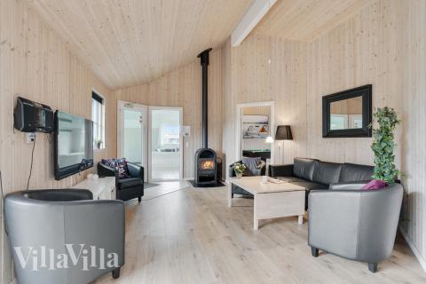 I soffhörnan i lyxstuga 206 i Lolland/Falster/Møn kan ni spela brädspel eller titta på film tillsammans.