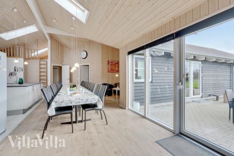 Vardagsrummet i lyxstuga nr. 206 har plats för 24 personer.