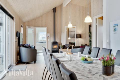 Det stora ljusa vardagsrummet i lyxstuga nr 206 för 24.