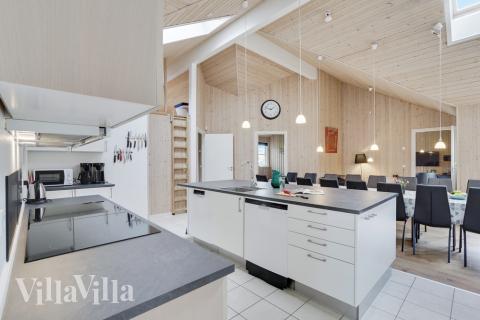 Köket i lyxstuga nr 206 är utrustat så att ni kan laga mat till 24 personer.