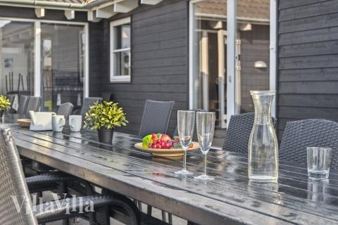 På terrassen i sommarhus nr 206 finns det plats för upp till 24 gäster.