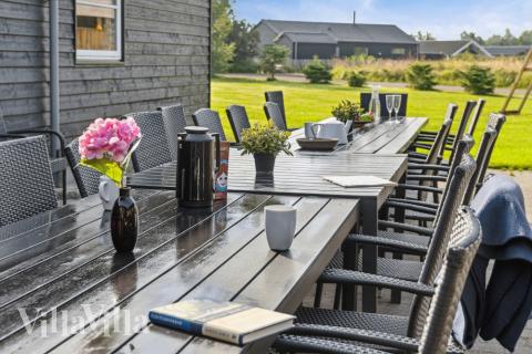 Njut av en grillkväll på terrassen i lyxstuga nr 206 i Lolland/Falster/Møn