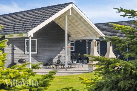 Lyxstuga nr 206 har en härlig terrass med sköna trädgårdsmöbler för 24 personer.