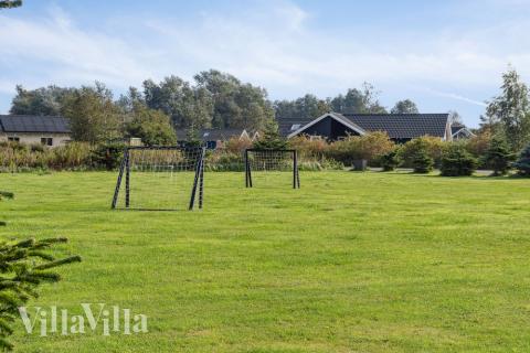 Utomhusaktiviteter kring sommarhus nr 206.