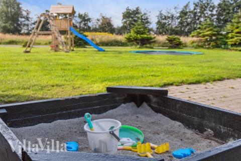 Till den trevliga sommarstugan nr 206 i Lolland/Falster/Møn erbjuds en mängd utomhusaktiviteter, t.ex. lektorn och gungor