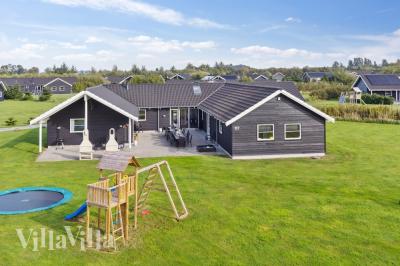 Den praktfulla poolstugan nr 206 med plats för 24 personer ligger i Lolland/Falster/Møn