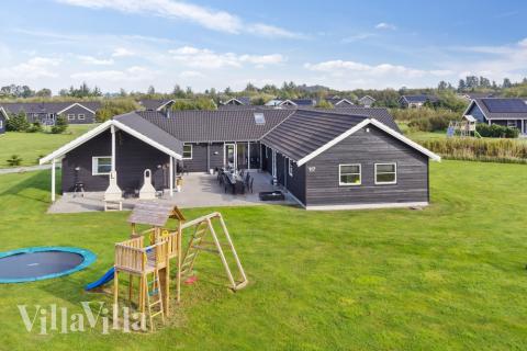 Den praktfulla poolstugan nr 206 med plats för 24 personer ligger i Lolland/Falster/Møn