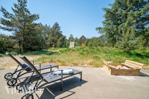 Njut av en grillkväll på terrassen i lyxstuga nr 273 i Vestjylland