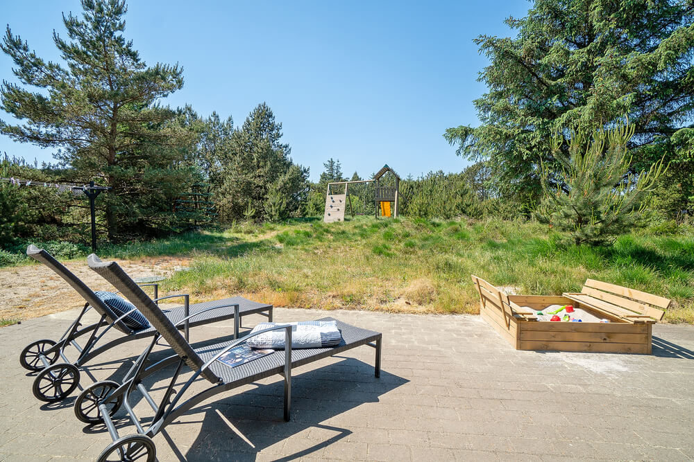 Njut av en grillkväll på terrassen i lyxstuga nr 273 i Vestjylland