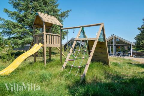 Till den trevliga sommarstugan nr 273 i Vestjylland erbjuds en mängd utomhusaktiviteter, t.ex. lektorn och gungor