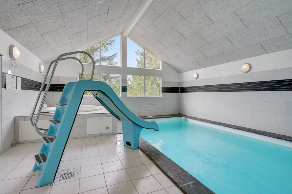Sommarstuga 273 är inredd med en smakfull poolavdelning som har vattenrutschbana, ett stort inbyggt spapad och bastu