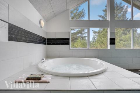 Njut av spabadets värme i lyxstuga nr 273 i Vestjylland