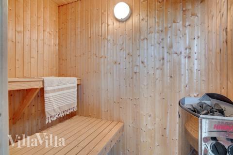 Njut av bastuvärmen i lyxstuga nr 273 för 18 personer