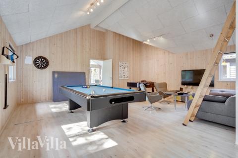 Aktivitetsrum i lyxstuga nr 273 med 7 sovrum och plats för 18 personer.