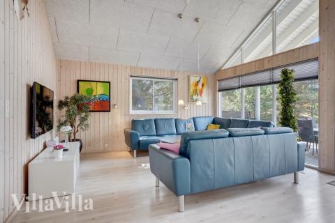 I soffhörnan i lyxstuga 273 i Vestjylland kan ni spela brädspel eller titta på film tillsammans.