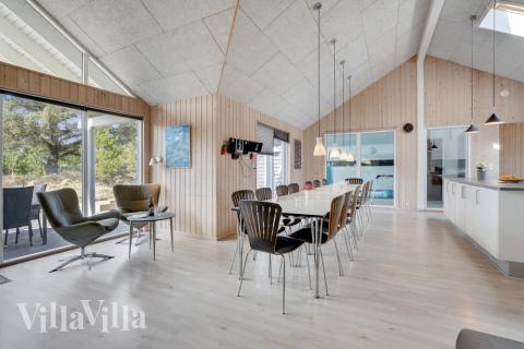 Vardagsrummet i lyxstuga nr. 273 har plats för 18 personer.