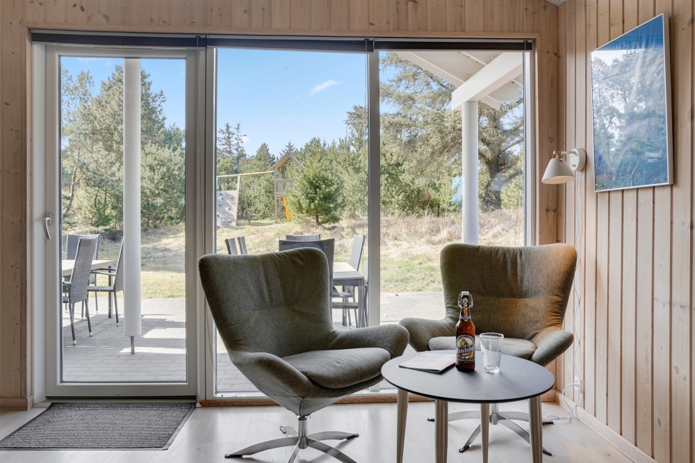 Soffhörnan i lyxstuga 273 i Vestjylland.