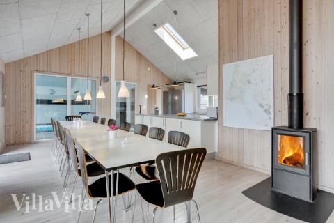 Det stora ljusa vardagsrummet i lyxstuga nr 273 för 18.