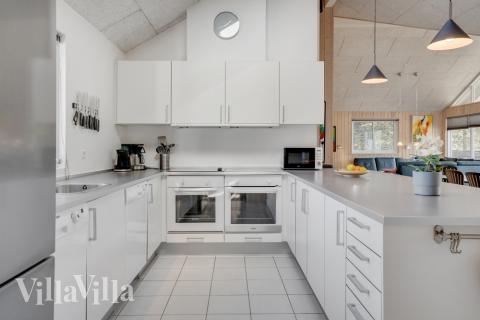 Köket i lyxstuga nr 273 är utrustat så att ni kan laga mat till 18 personer.