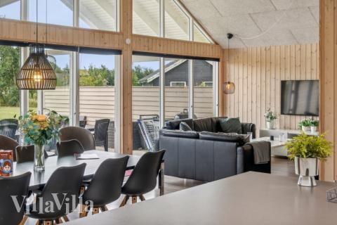 Vardagsrummet i lyxstuga nr. 306 har plats för 16 personer.