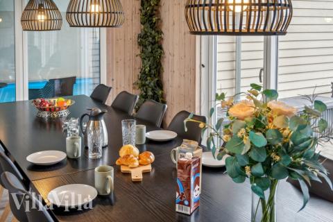 Det stora ljusa vardagsrummet i lyxstuga nr 306 för 16.