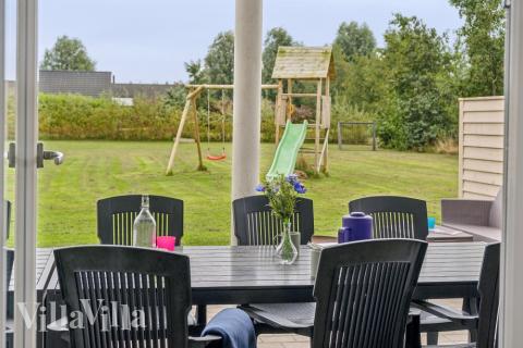 Lyxstuga nr 306 har en härlig terrass med sköna trädgårdsmöbler för 16 personer.