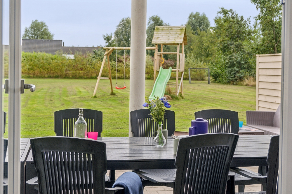 Lyxstuga nr 306 har en härlig terrass med sköna trädgårdsmöbler för 16 personer.