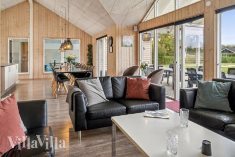 I soffhörnan i lyxstuga 306 i Lolland/Falster/Møn kan ni spela brädspel eller titta på film tillsammans.