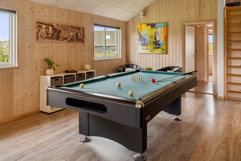 Förutom de många timmar som du kan tillbringa i stugans poolavdelning erbjuder lyxstuga 306 även biljard, bordtennis och dart