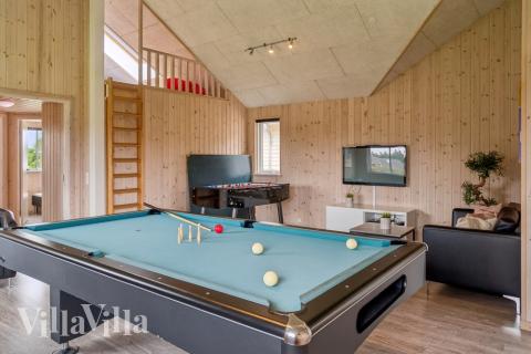 Lyxstuga 306 för 16 personer har ett stort aktivitetsrum med bl.a. biljard och dart