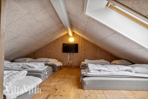 Några av de 16 sovplatserna finns på loftet i lyxstuga nr 306