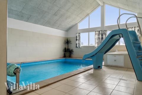 Den härliga poolen i lyxstuga nr 306 för 16 personer