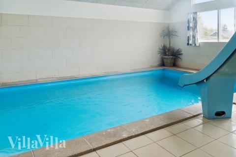 Sommarstuga 306 är inredd med en smakfull poolavdelning som har vattenrutschbana, ett stort inbyggt spapad och bastu