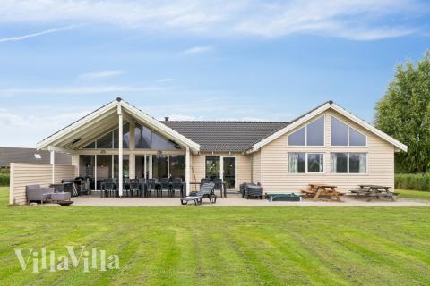 Den tjusiga sommarstugan nr 306 med gott om plats för upp till 16 personer