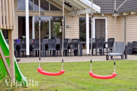 Till den trevliga sommarstugan nr 306 i Lolland/Falster/Møn erbjuds en mängd utomhusaktiviteter, t.ex. lektorn och gungor