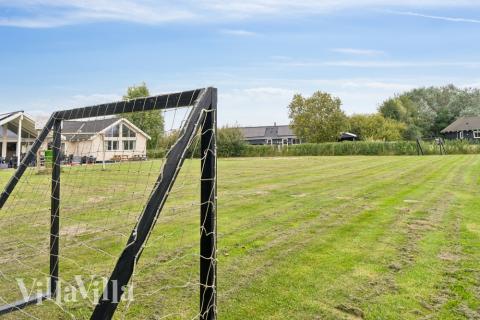 Förutom de många timmar som du kan tillbringa i stugans poolavdelning erbjuder lyxstuga 306 även många utomhusaktiviteter