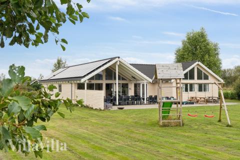 Den praktfulla poolstugan nr 306 med plats för 16 personer ligger i Lolland/Falster/Møn