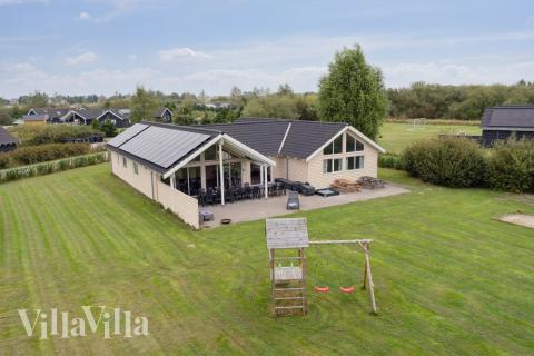 I Lolland/Falster/Møn ligger detta vackra poolhus nr 306 med plats för 16 personer.