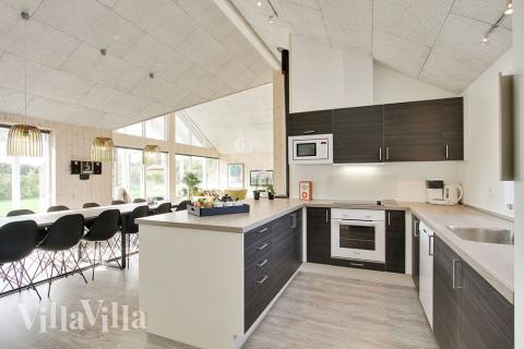 Köket, som ligger i direkt förbindelse med allrummet, är stort och naturligtvis utrustat med alla moderna bekvämligheter