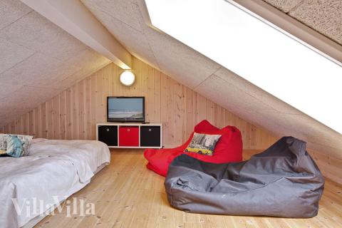 Sovalkoven är inrättad till barn-hörna med barnmöbler och plattskärms-tv med DVD